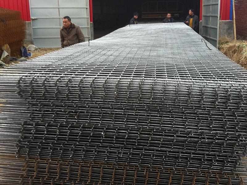 鋼筋網片構造物兩側填土路基的接合部處理不當