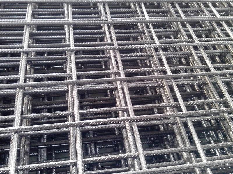 鍍鋅網、改拔網多采用低碳鋼硬亮絲鍍鋅絲焊接而成