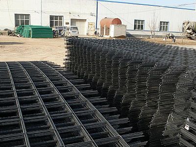 陽臺鋼筋焊接網片需要考慮到陽臺高度尺寸、厚度等施工因素