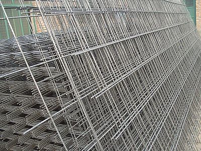 建筑商在工程地面使用建筑鋼絲網片施工