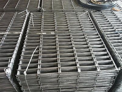 在鋼筋網(wǎng)片施工之前必須要把地基打好